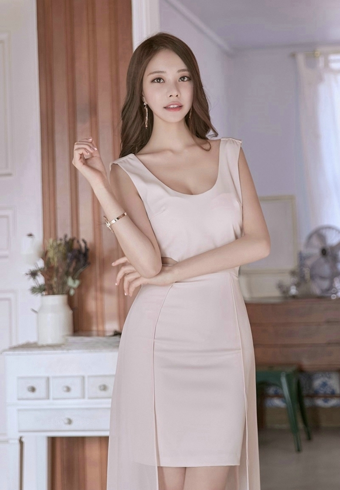 极品销魂美女模特傲人上围写真