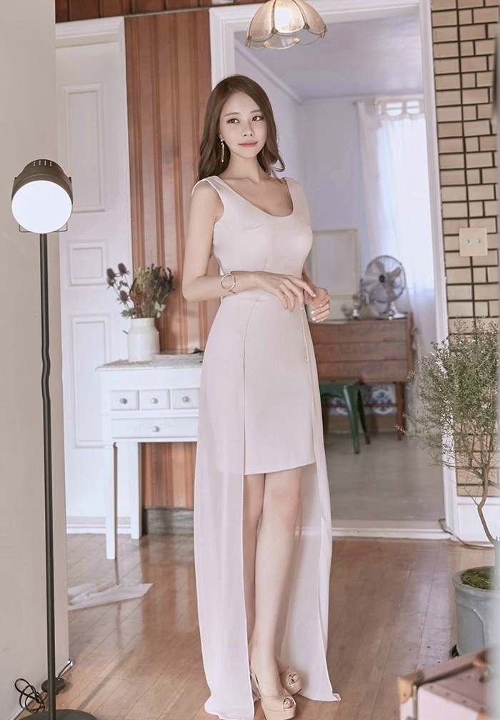 极品销魂美女模特傲人上围写真