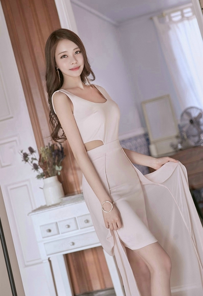 极品销魂美女模特傲人上围写真