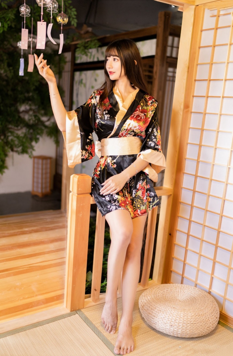 低胸和服美女美腿玉足诱惑热图