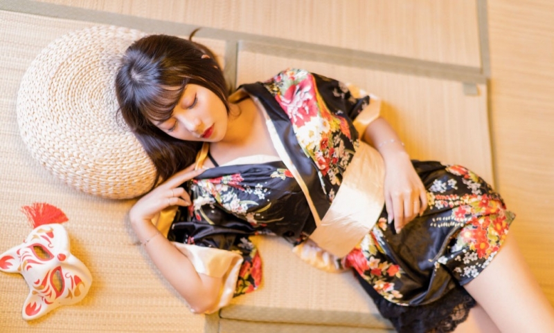 低胸和服美女美腿玉足诱惑热图