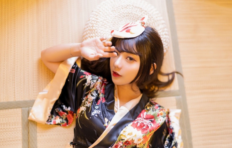 低胸和服美女美腿玉足诱惑热图