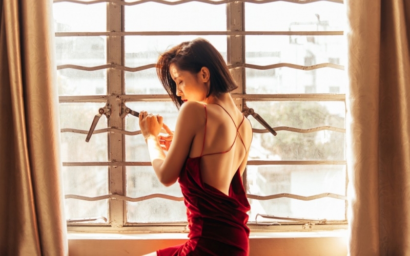 性感熟女吊带红裙香肩美背套图