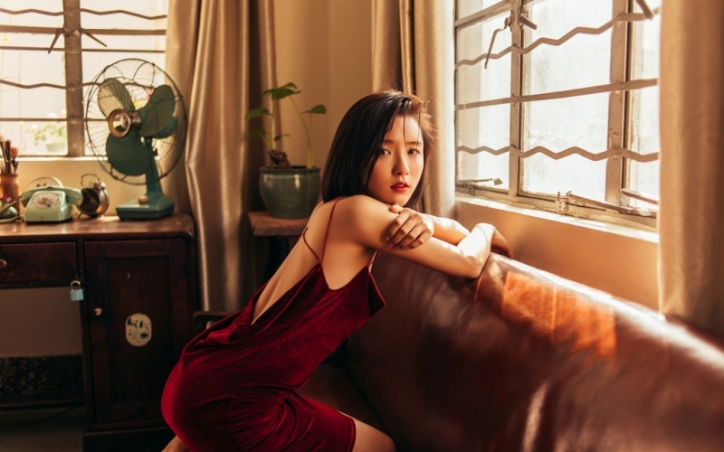 性感熟女吊带红裙香肩美背套图