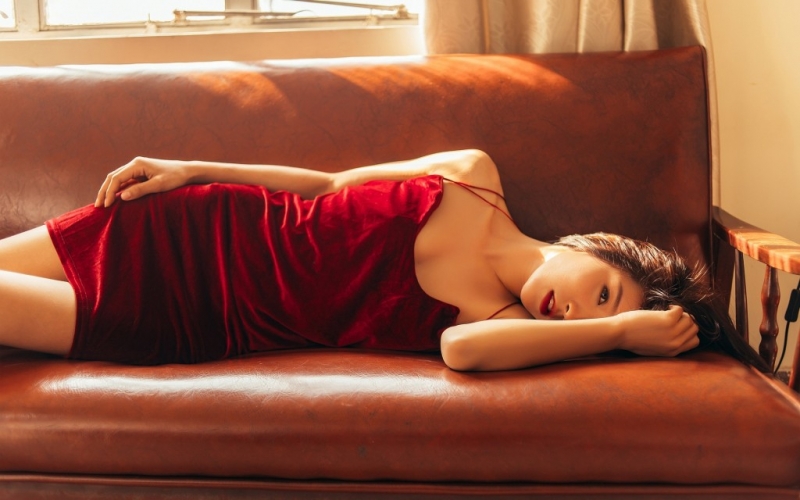 性感熟女吊带红裙香肩美背套图