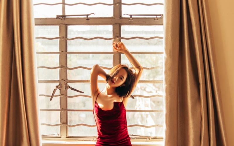 性感熟女吊带红裙香肩美背套图