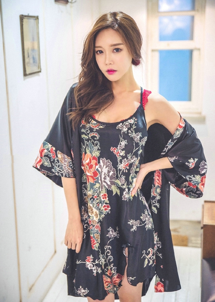 亚洲美女吊带睡裙性感火辣私拍