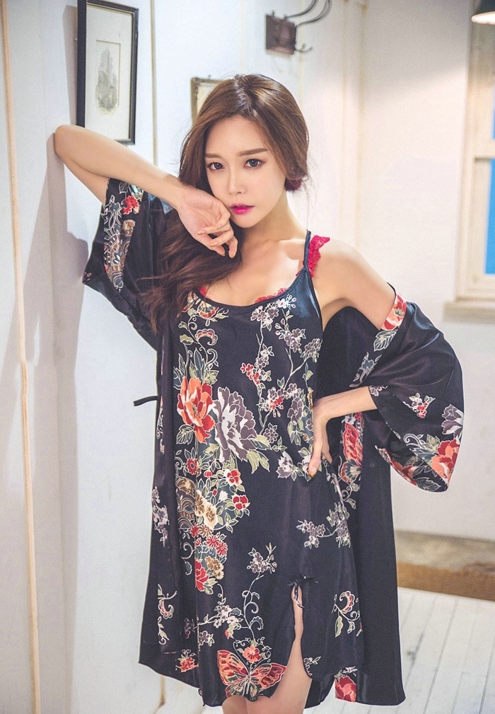 亚洲美女吊带睡裙性感火辣私拍