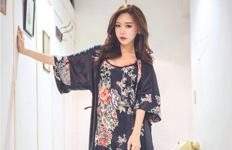 亚洲美女吊带睡裙性感火辣私拍