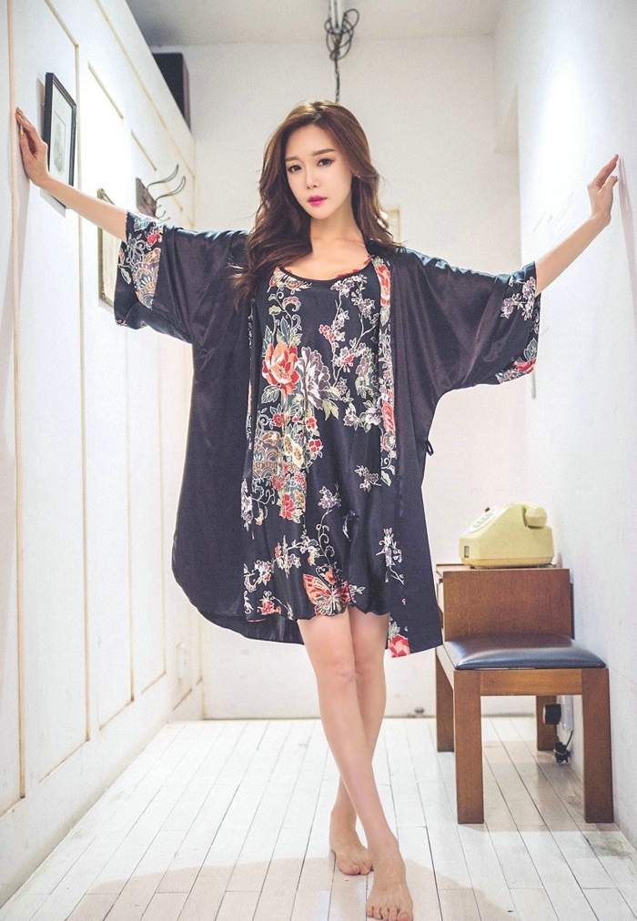 亚洲美女吊带睡裙性感火辣私拍