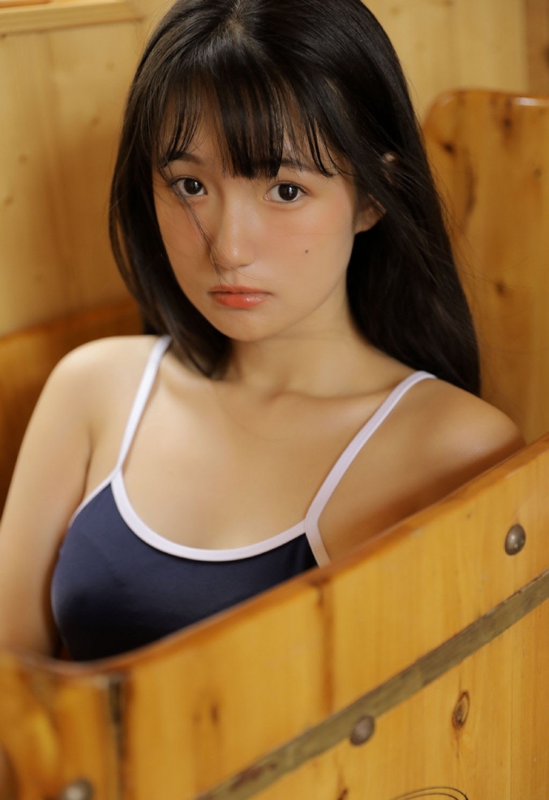 浴室美女连体泳衣香肩美腿套图