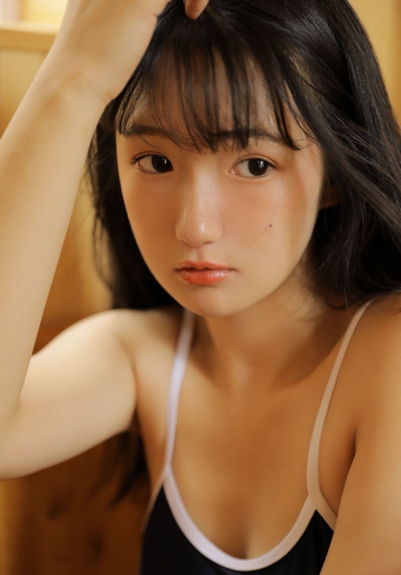 浴室美女连体泳衣香肩美腿套图