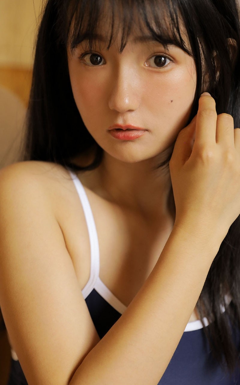 浴室美女连体泳衣香肩美腿套图