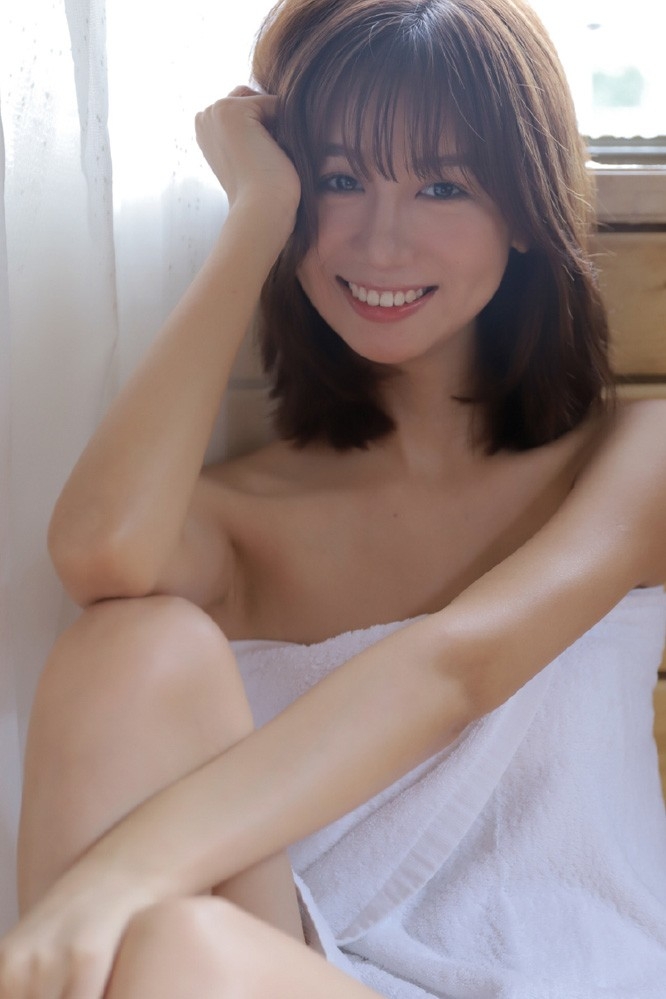 浴巾美女吊带内衣白嫩酥胸写真