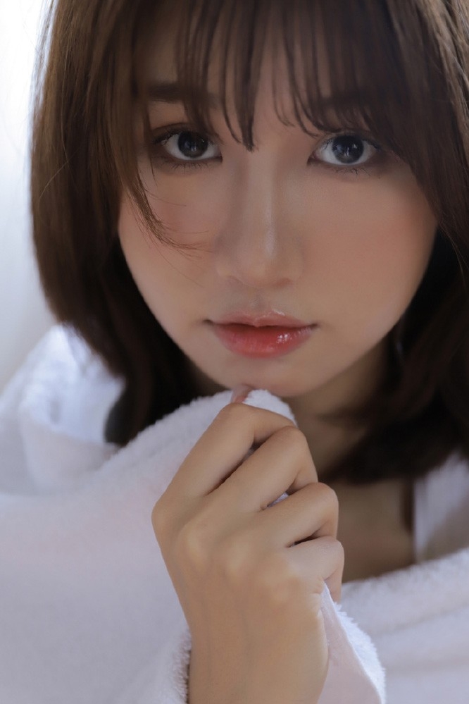 浴巾美女吊带内衣白嫩酥胸写真