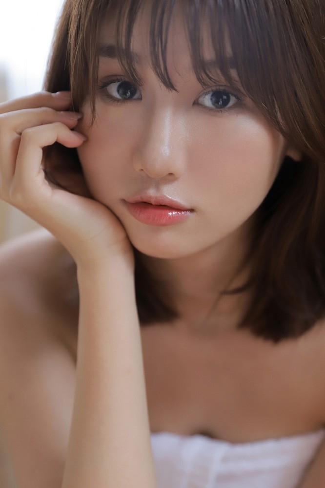 浴巾美女吊带内衣白嫩酥胸写真