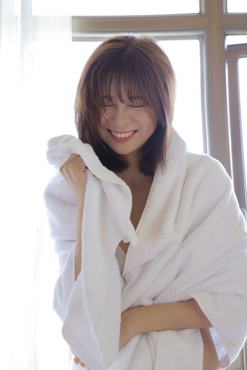 浴巾美女吊带内衣白嫩酥胸写真