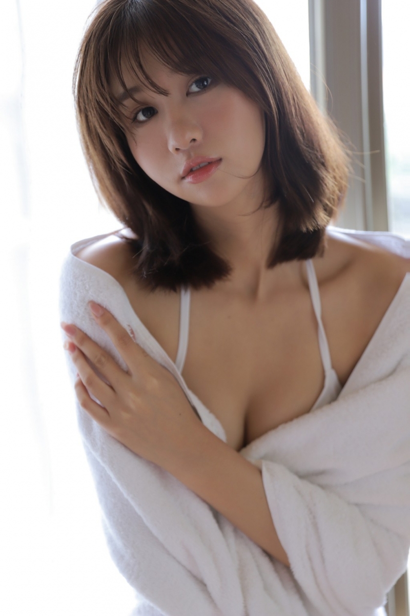 浴巾美女吊带内衣白嫩酥胸写真