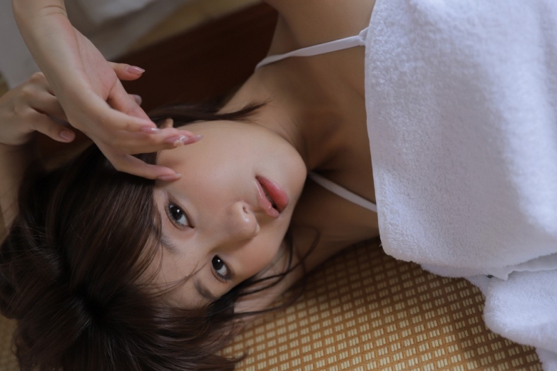 浴巾美女吊带内衣白嫩酥胸写真