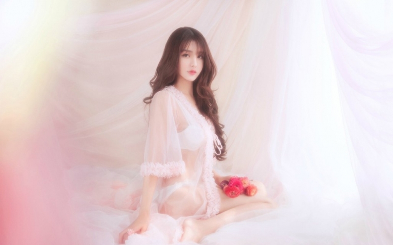 床上美女性感内衣透视诱惑写真