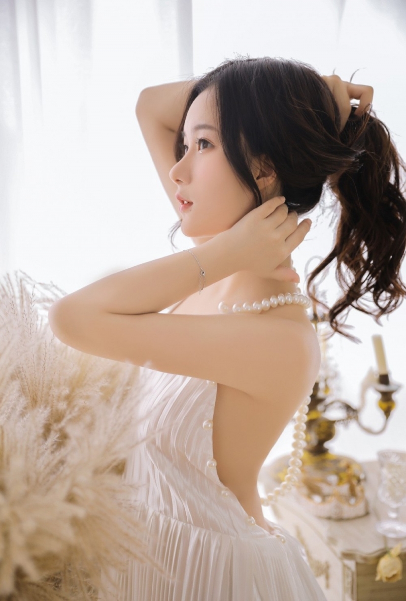 宅男女神露背吊裙性感撩人套图