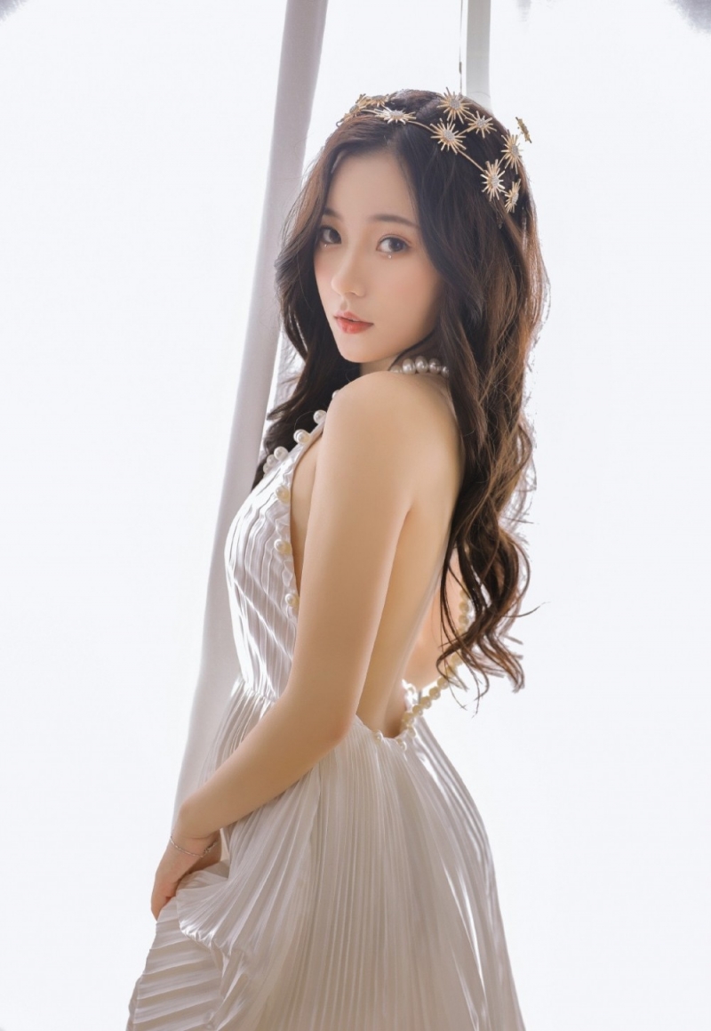 宅男女神露背吊裙性感撩人套图