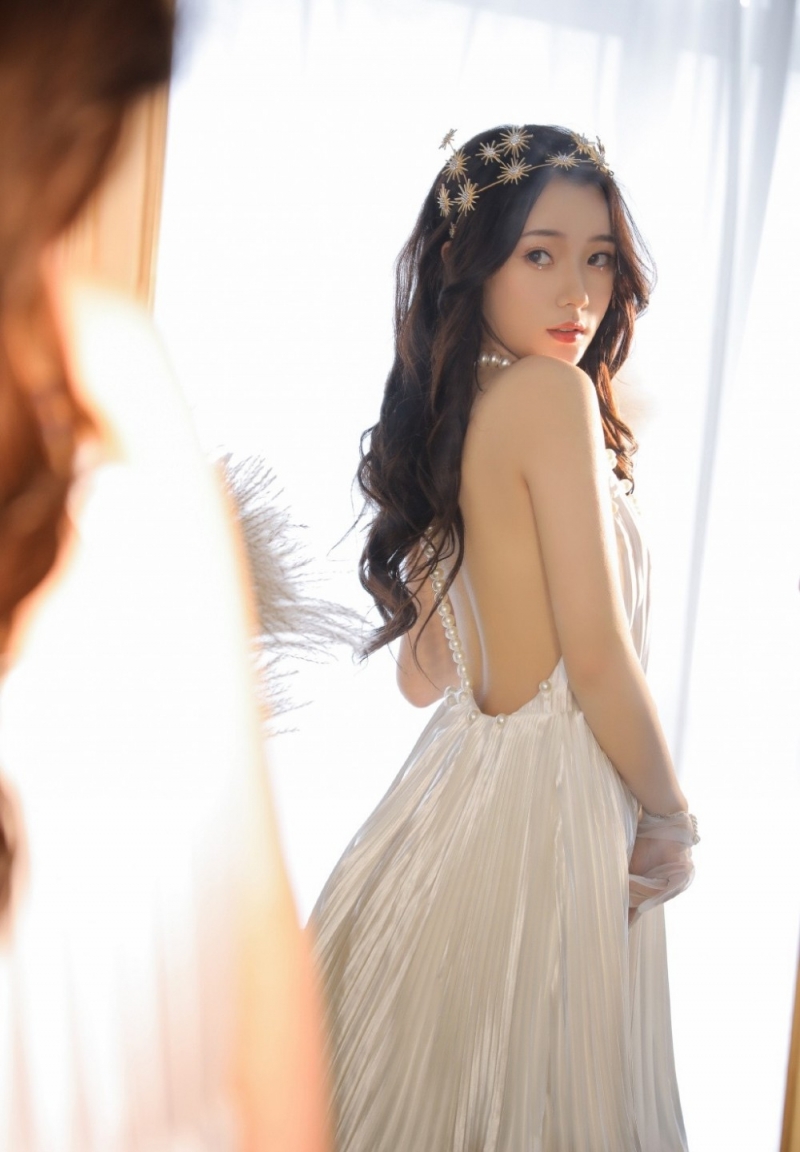 宅男女神露背吊裙性感撩人套图