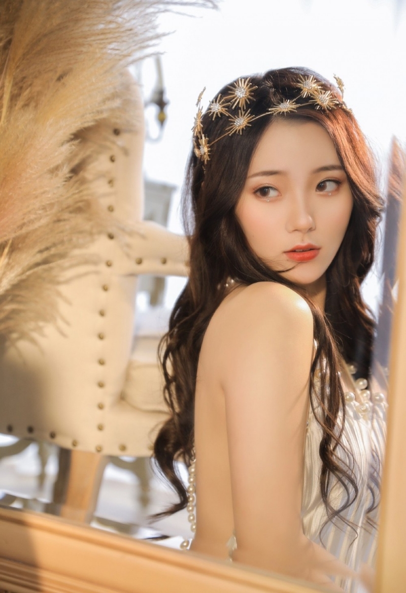 宅男女神露背吊裙性感撩人套图