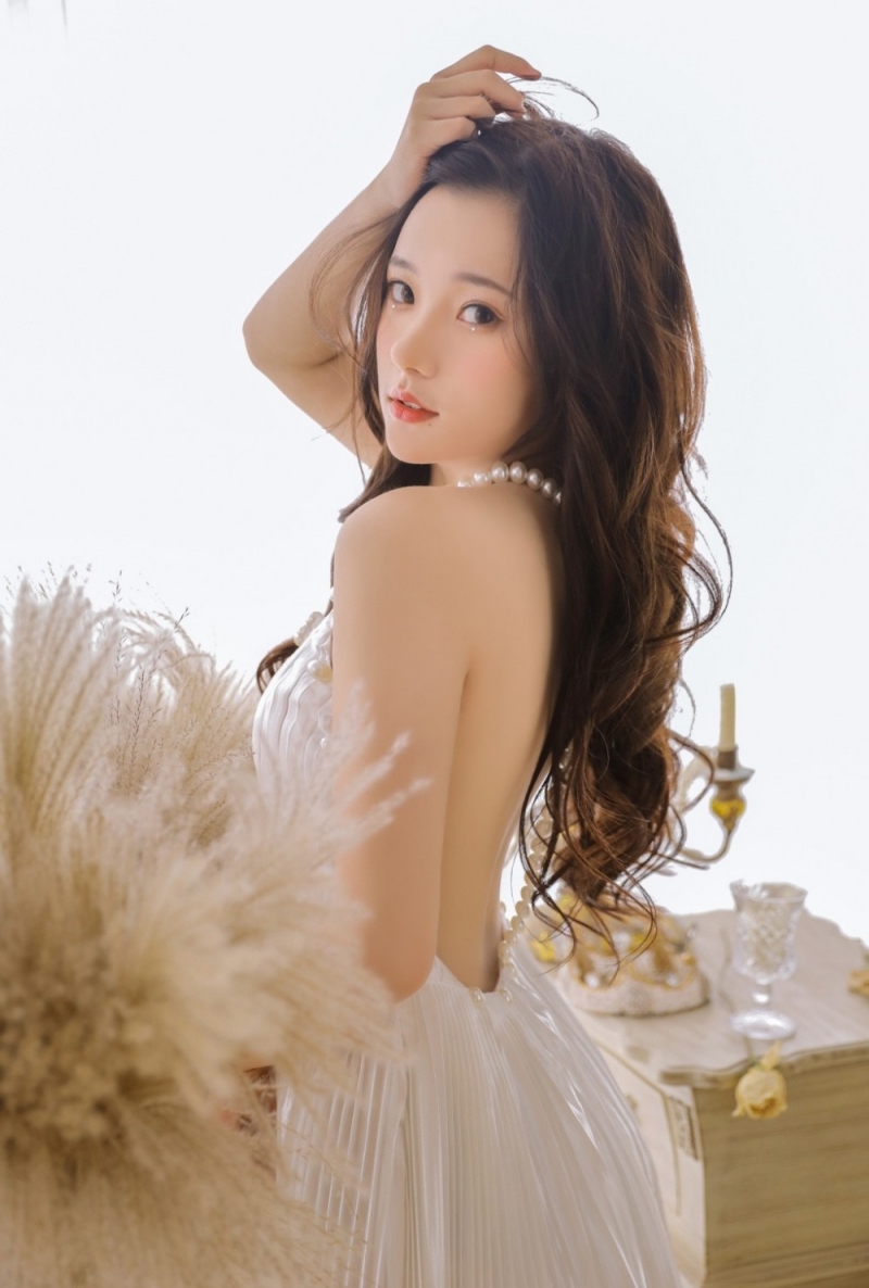 宅男女神露背吊裙性感撩人套图