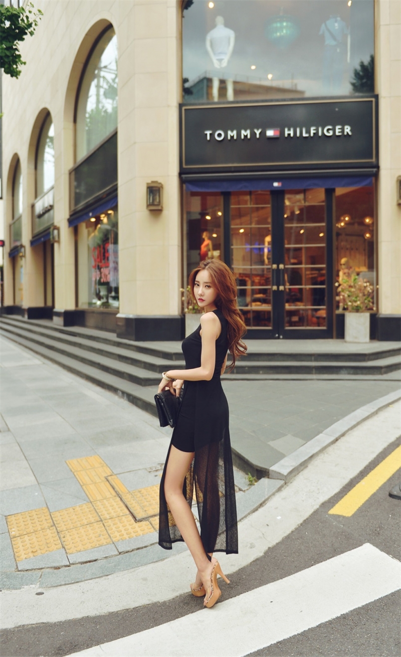 金发女郎性感短裙高跟美腿套图