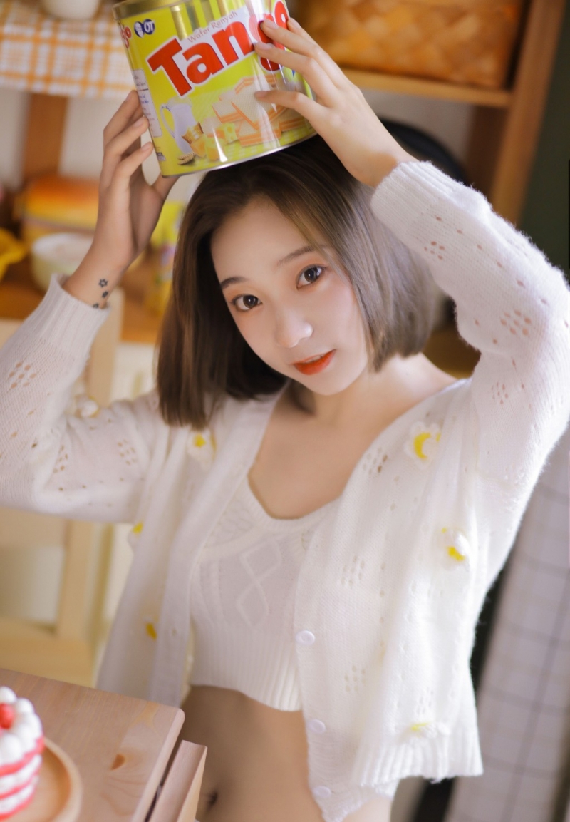 短发美女萝莉露脐装小蛮腰私拍