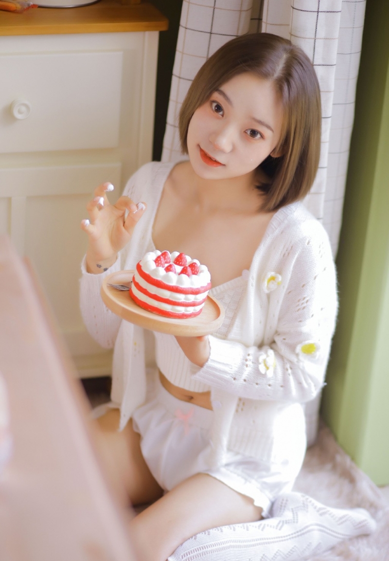 短发美女萝莉露脐装小蛮腰私拍