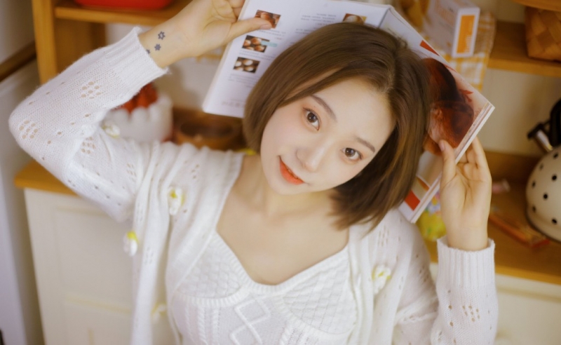 短发美女萝莉露脐装小蛮腰私拍