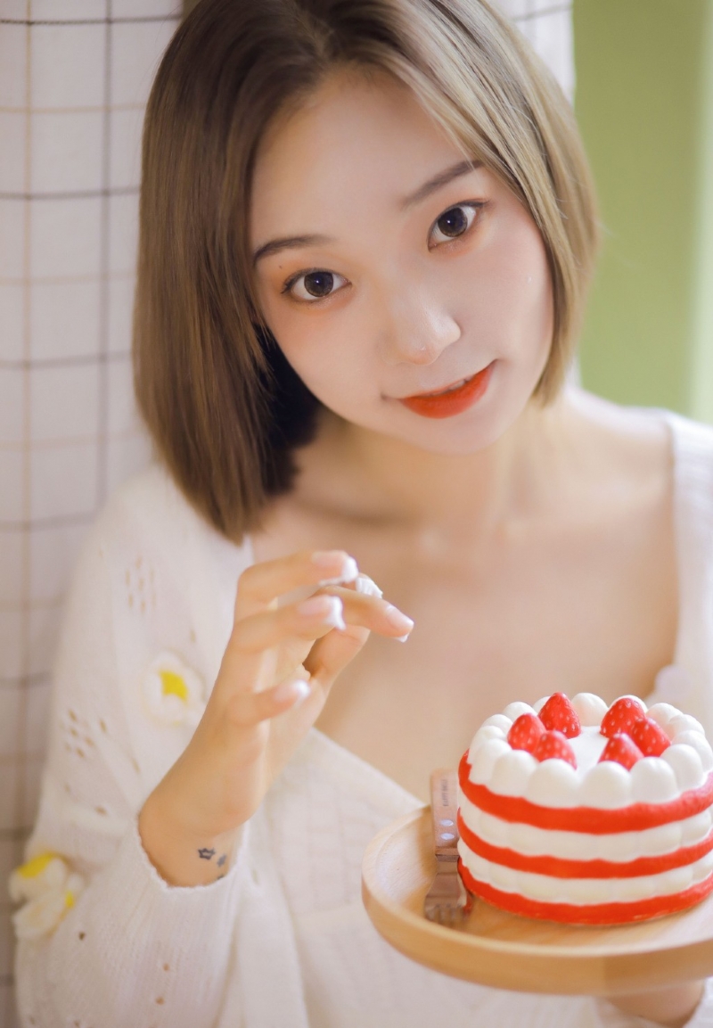 短发美女萝莉露脐装小蛮腰私拍