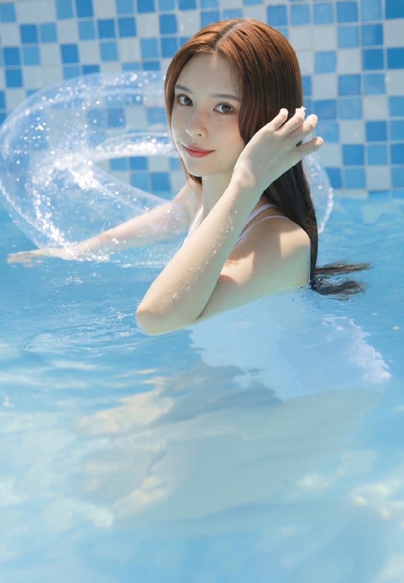 性感少女连体泳衣湿身诱惑私拍