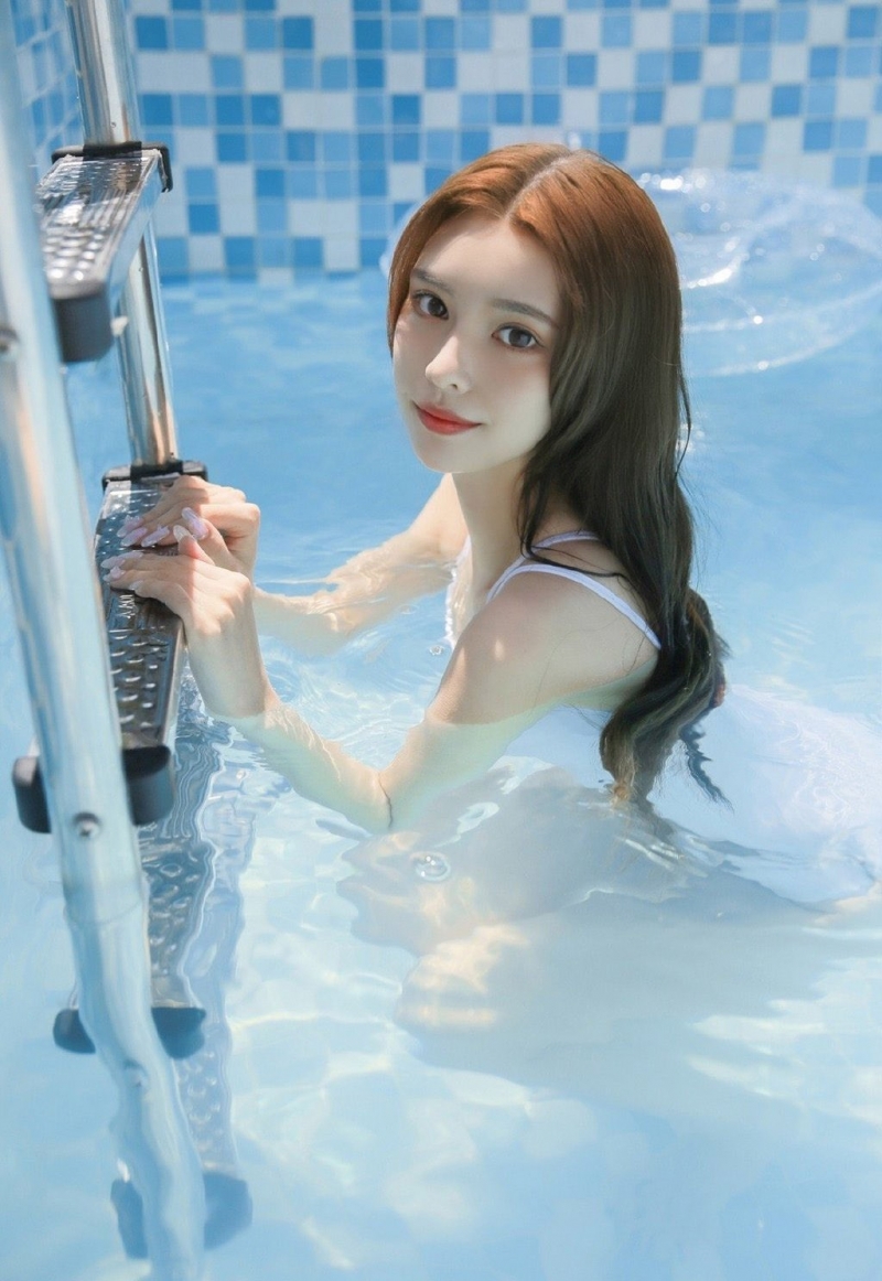 性感少女连体泳衣湿身诱惑私拍