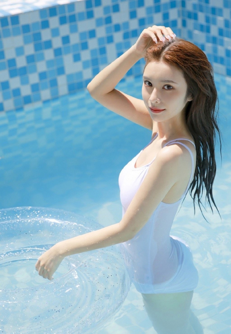 性感少女连体泳衣湿身诱惑私拍