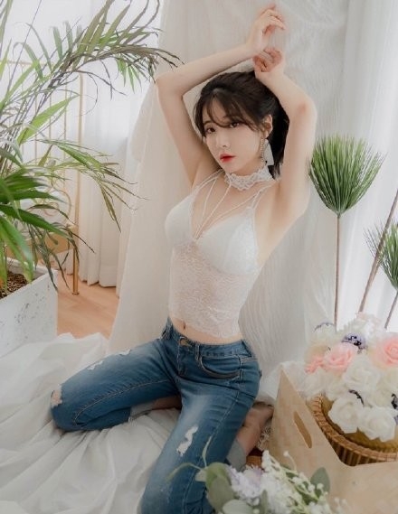 韩国美女蕾丝吊带傲人上围图片