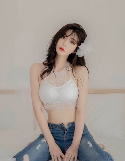 韩国美女蕾丝吊带傲人上围图片