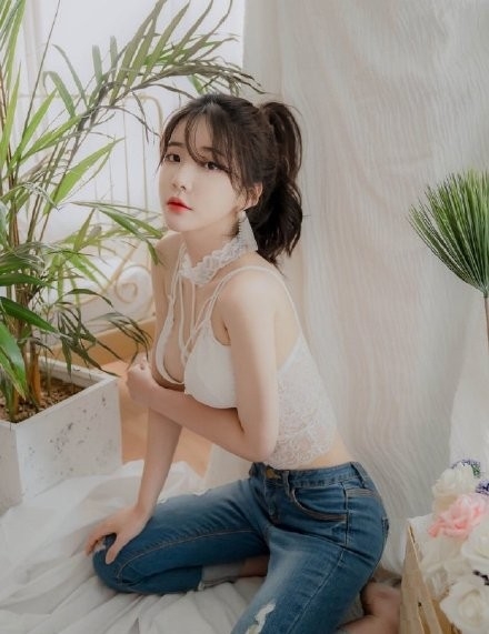 韩国美女蕾丝吊带傲人上围图片