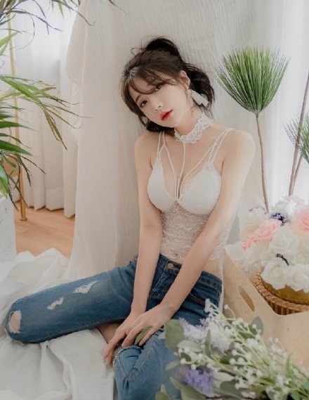 韩国美女蕾丝吊带傲人上围图片
