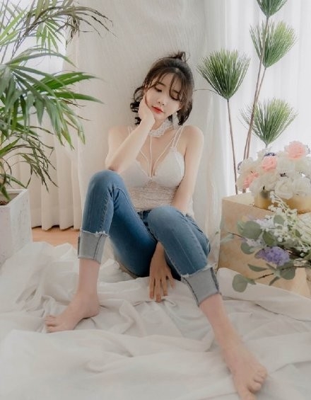 韩国美女蕾丝吊带傲人上围图片