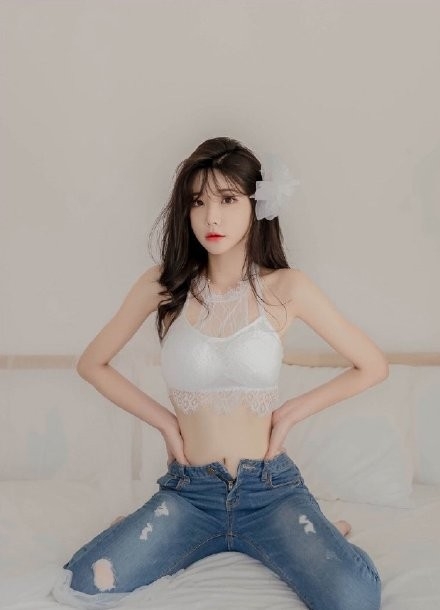韩国美女蕾丝吊带傲人上围图片