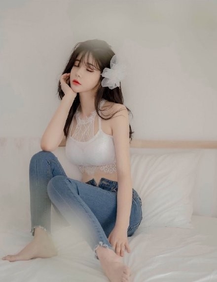 韩国美女蕾丝吊带傲人上围图片