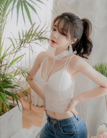韩国美女蕾丝吊带傲人上围图片
