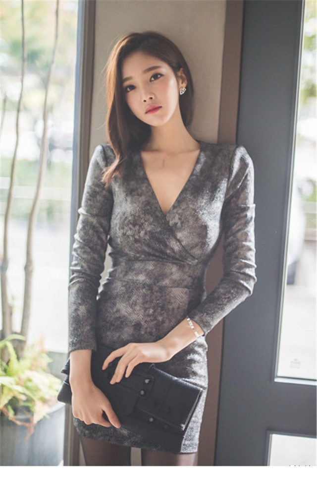 漂亮女人黑丝美腿低胸诱惑图片