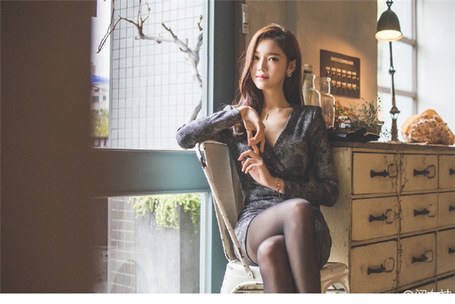 漂亮女人黑丝美腿低胸诱惑图片