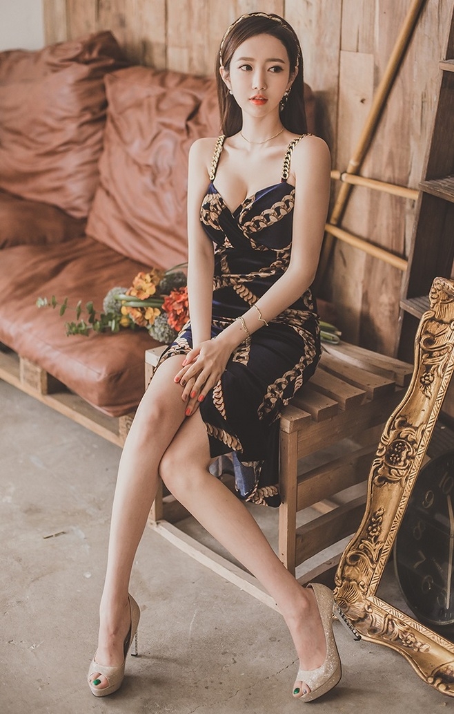 性感美女低胸吊裙高跟美腿套图