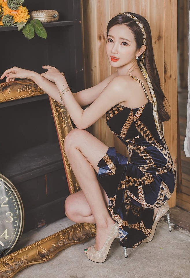 性感美女低胸吊裙高跟美腿套图