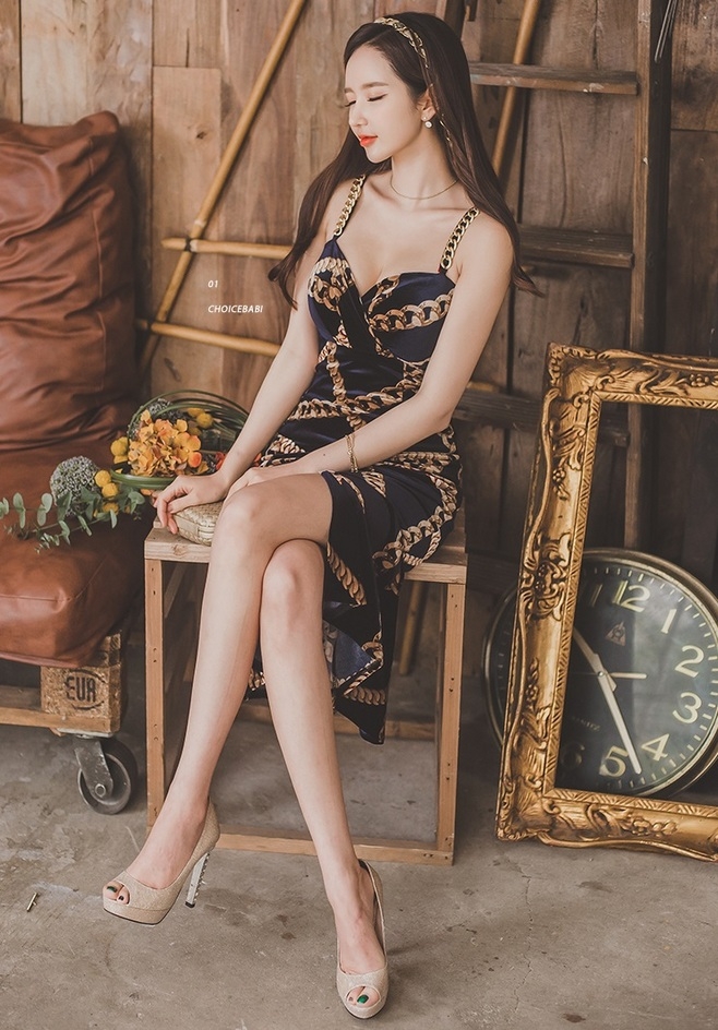 性感美女低胸吊裙高跟美腿套图